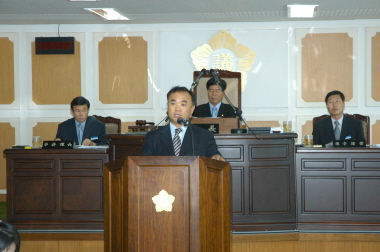 제120회함평군의회정례회 공공기관이전 결의문채택 모습